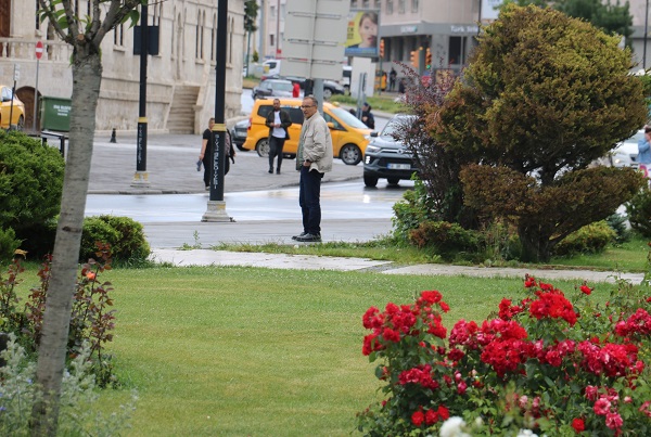 Foto - O ilimize yaz gelmedi! Sokağa çıkarken halen mont giyiyorlar