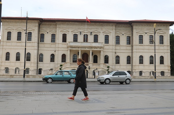 Foto - O ilimize yaz gelmedi! Sokağa çıkarken halen mont giyiyorlar