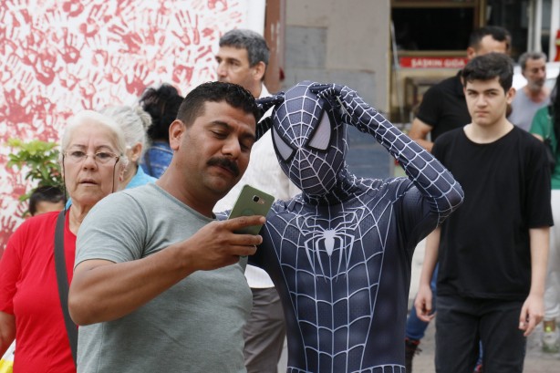Foto - O isim oyunu kullandı! Gören herkes telefonuna sarıldı