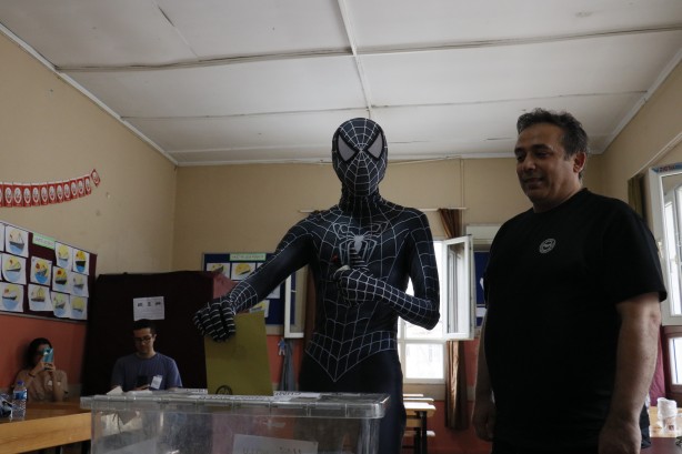 Foto - O isim oyunu kullandı! Gören herkes telefonuna sarıldı
