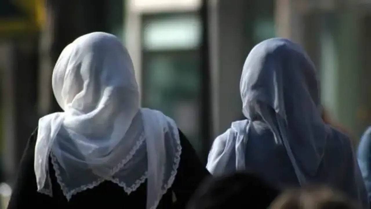 Foto - O isimden Azerbaycan’daki başörtüsü yasağına çok sert tepki: Bu bir sapık zihniyettir