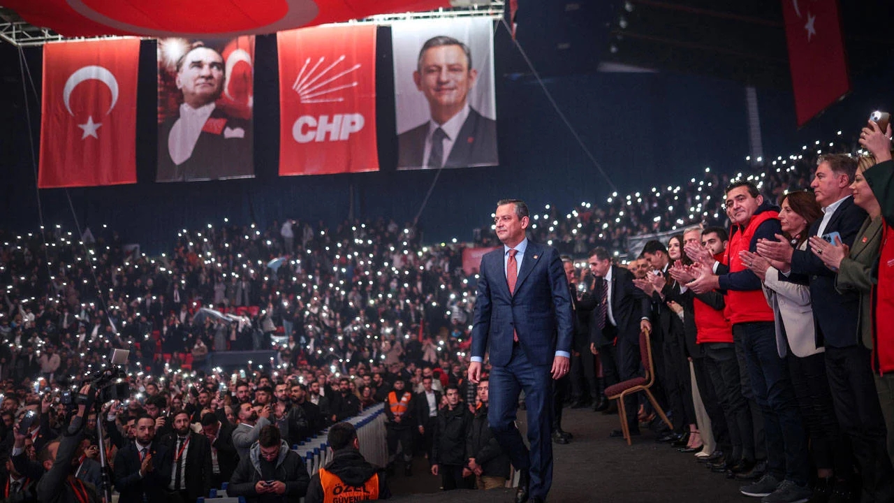 O isimden, CHP’yi karıştıracak sözler: "Ben duvarlara CHP yazarken, Özgür Özel kısa donla geziyordu"