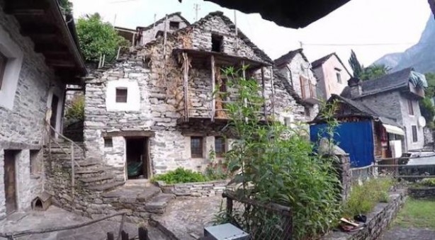 Foto - O kasabadan şaşkına çeviren haber geldi! Çuval dolusu para verilecek! Bavulunu alan oraya koşuyor