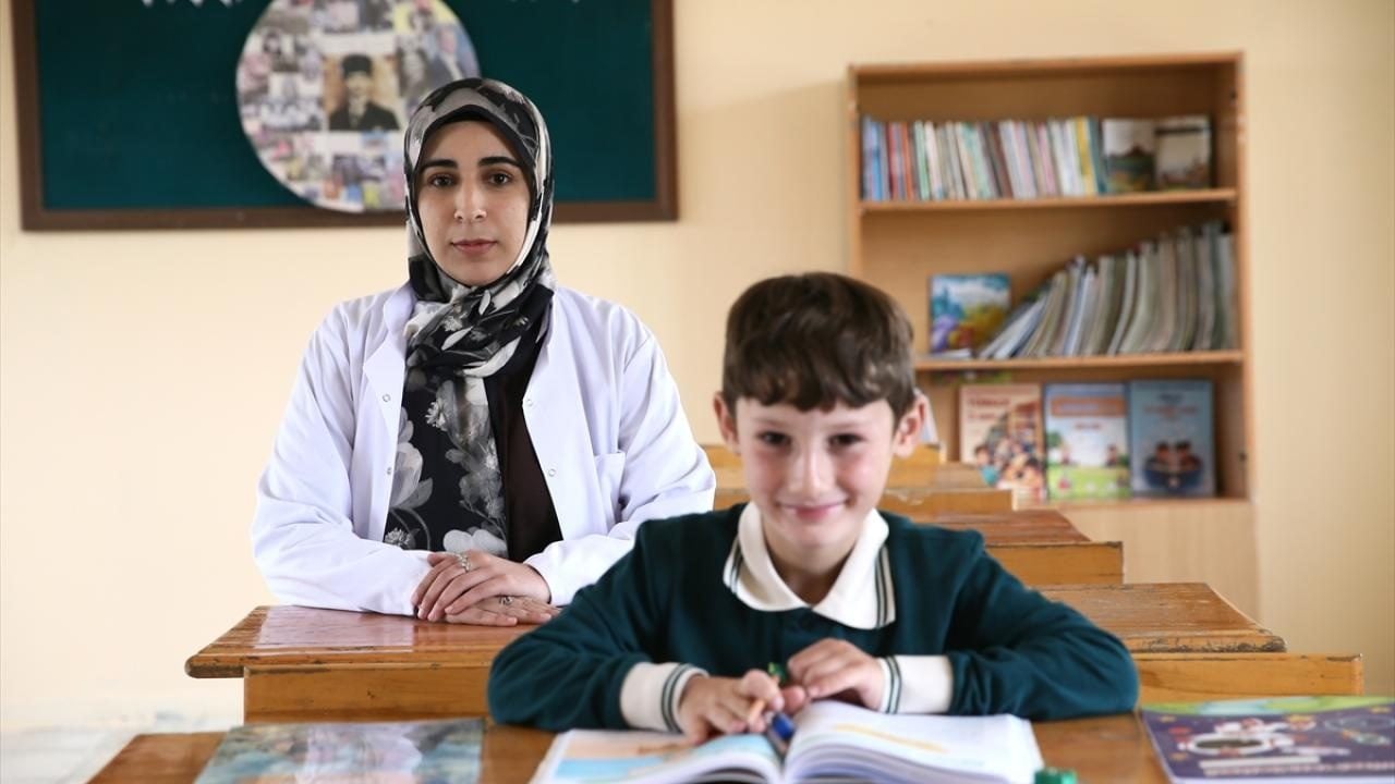 O köy okulunun tek öğrencisi! Artık Gizem öğretmene emanet