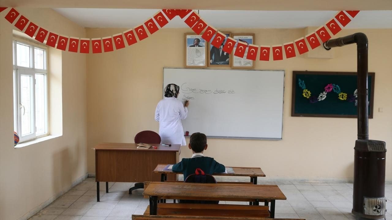 Foto - O köy okulunun tek öğrencisi! Artık Gizem öğretmene emanet