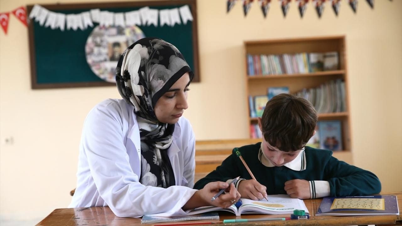 Foto - O köy okulunun tek öğrencisi! Artık Gizem öğretmene emanet