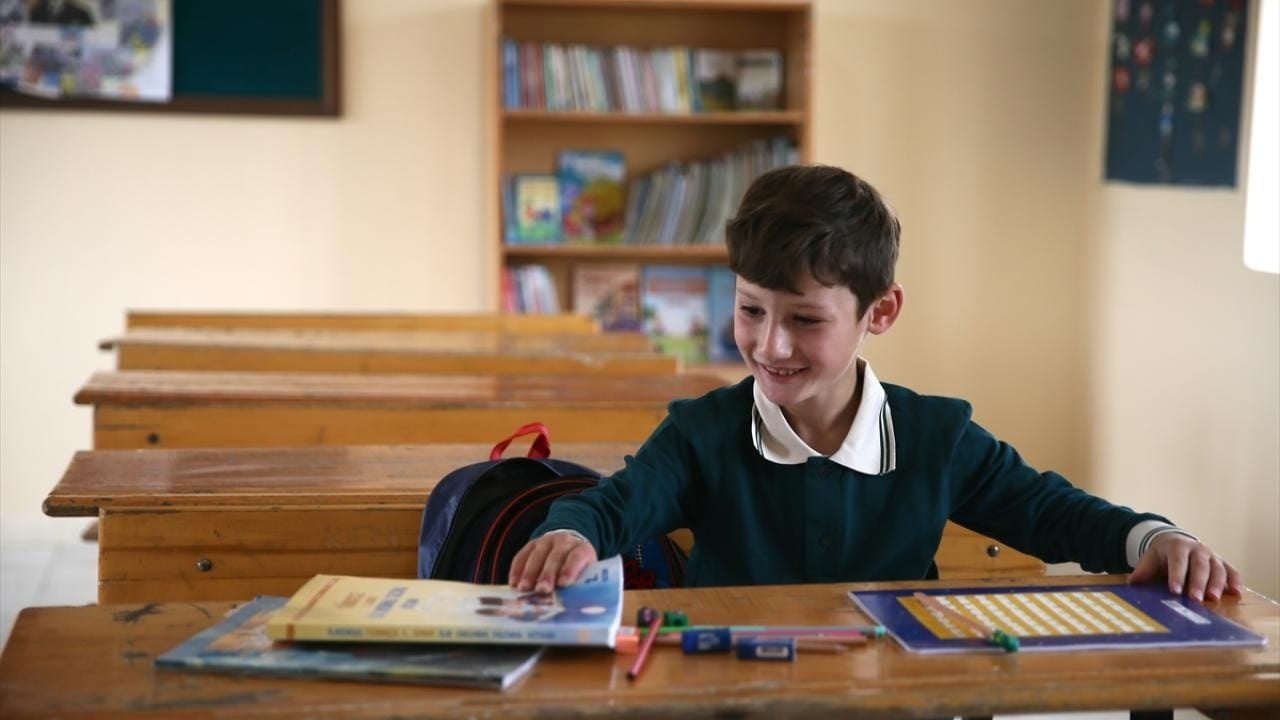 Foto - O köy okulunun tek öğrencisi! Artık Gizem öğretmene emanet