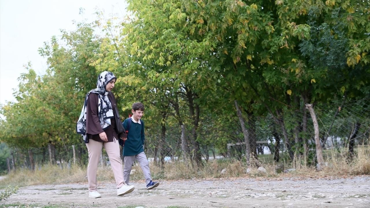 Foto - O köy okulunun tek öğrencisi! Artık Gizem öğretmene emanet