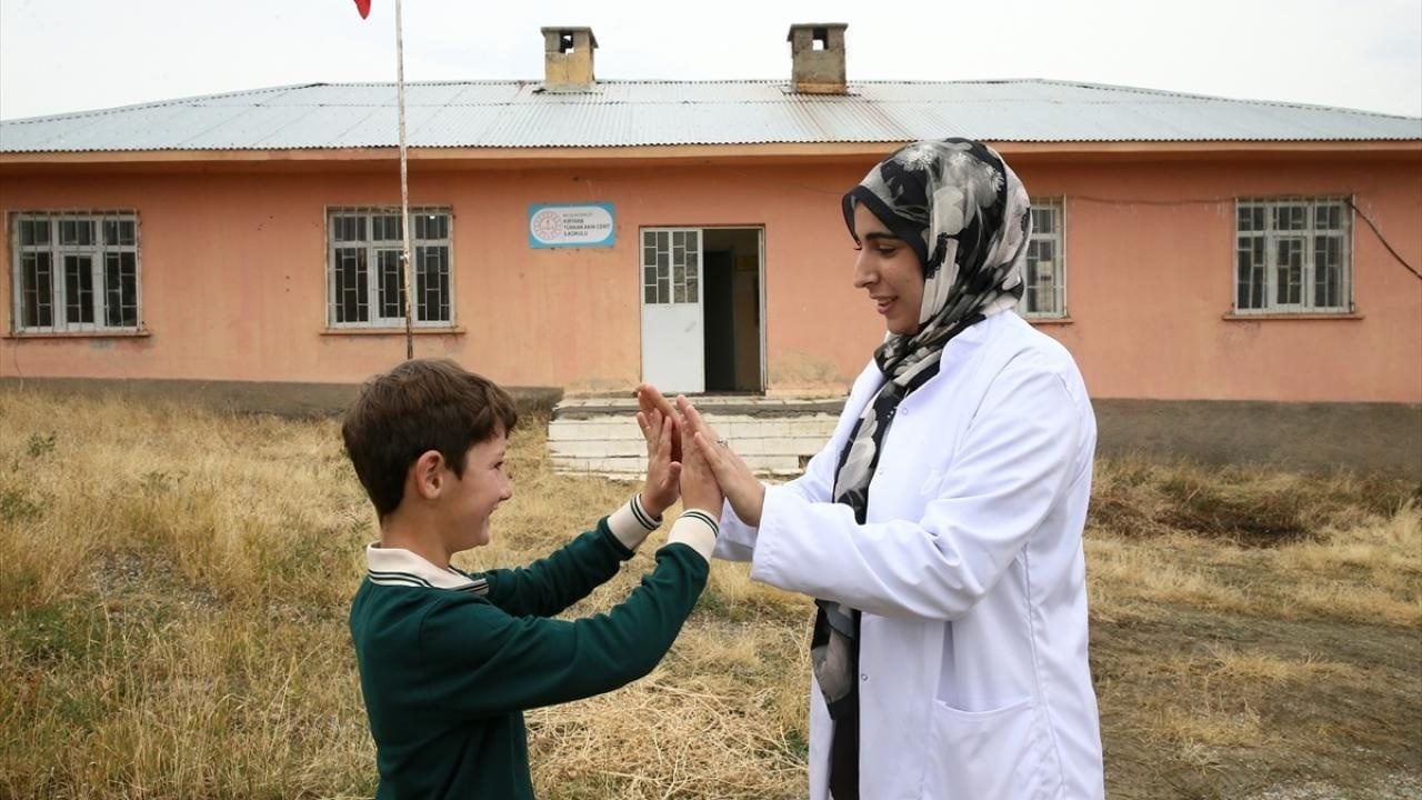 Foto - O köy okulunun tek öğrencisi! Artık Gizem öğretmene emanet