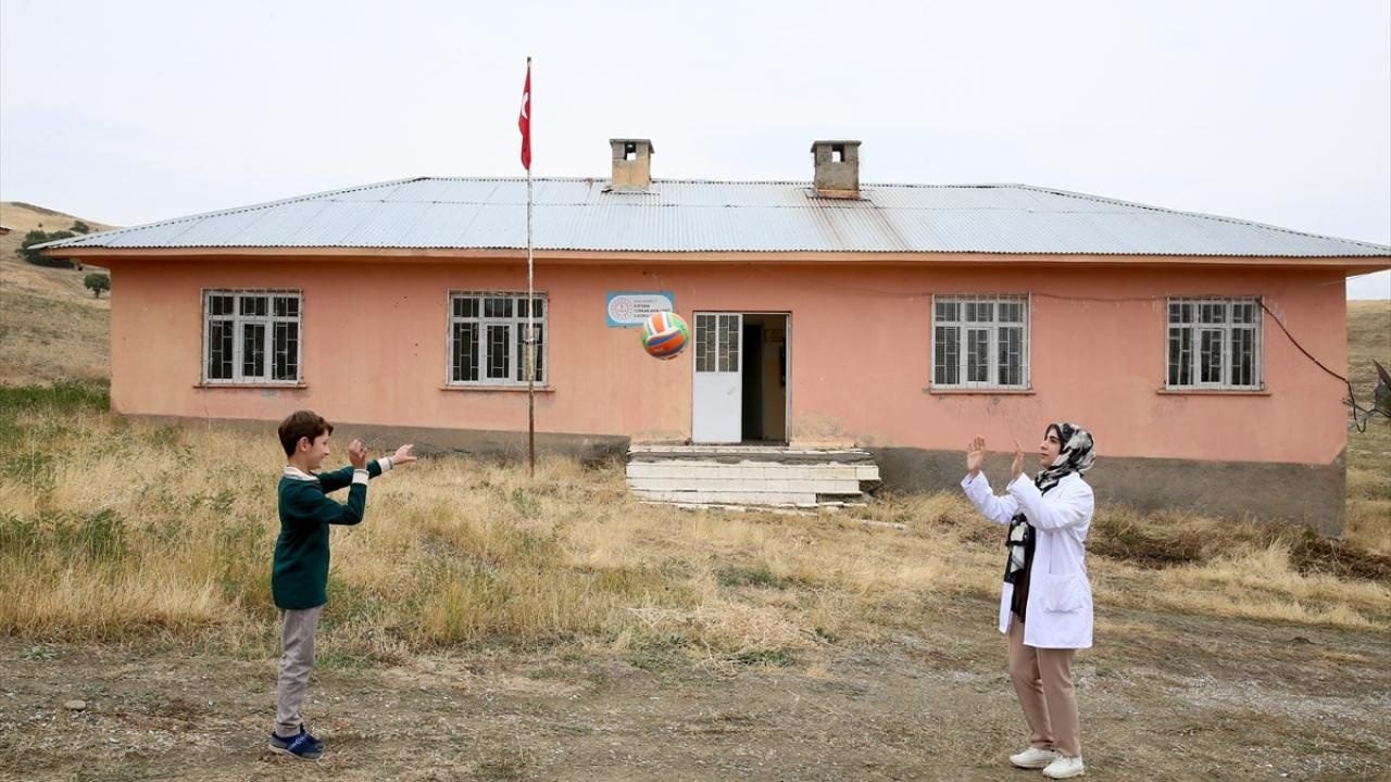 Foto - O köy okulunun tek öğrencisi! Artık Gizem öğretmene emanet