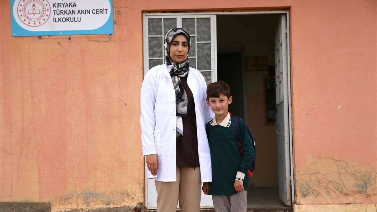 Foto - O köy okulunun tek öğrencisi! Artık Gizem öğretmene emanet