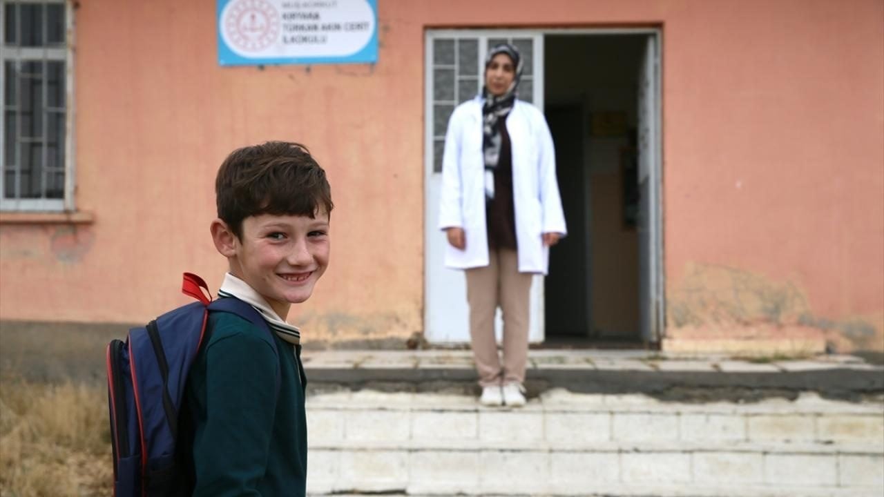 Foto - O köy okulunun tek öğrencisi! Artık Gizem öğretmene emanet