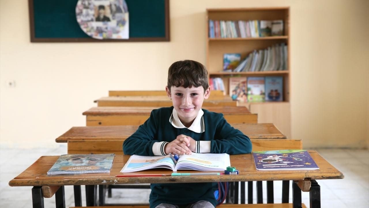 Foto - O köy okulunun tek öğrencisi! Artık Gizem öğretmene emanet