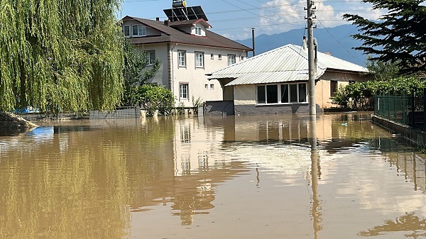 Foto - O köy sular altında kaldı! Bakın sel sularını nasıl aştı