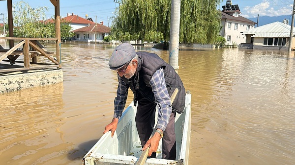 Foto - O köy sular altında kaldı! Bakın sel sularını nasıl aştı
