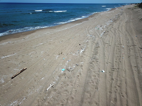 Foto - O kumsal çöpten görünmez hale geldi