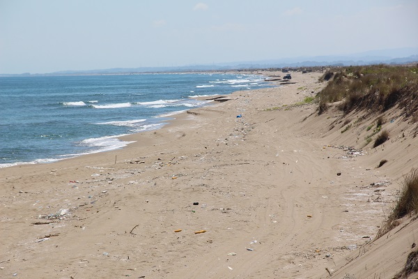 Foto - O kumsal çöpten görünmez hale geldi