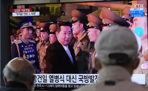 Foto - O lider en büyük füzeyi arkasına alarak duyurdu! Görüntüler dünyaya servis edildi