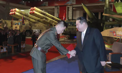 Foto - O lider en büyük füzeyi arkasına alarak duyurdu! Görüntüler dünyaya servis edildi