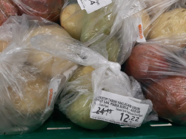 Foto - O market zincirinde skandal görüntü! Bir de utanmadan bunu yapmışlar! Vicdanınız kurusun