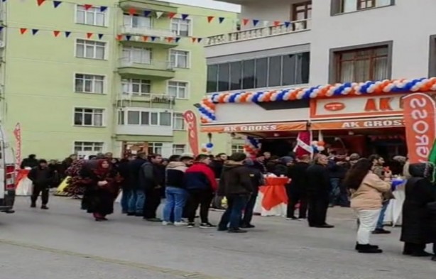 Foto - O markette 1 kilogram kaşar peyniri 125 liradan satılmaya başlandı! Vatandaşlar akın etti