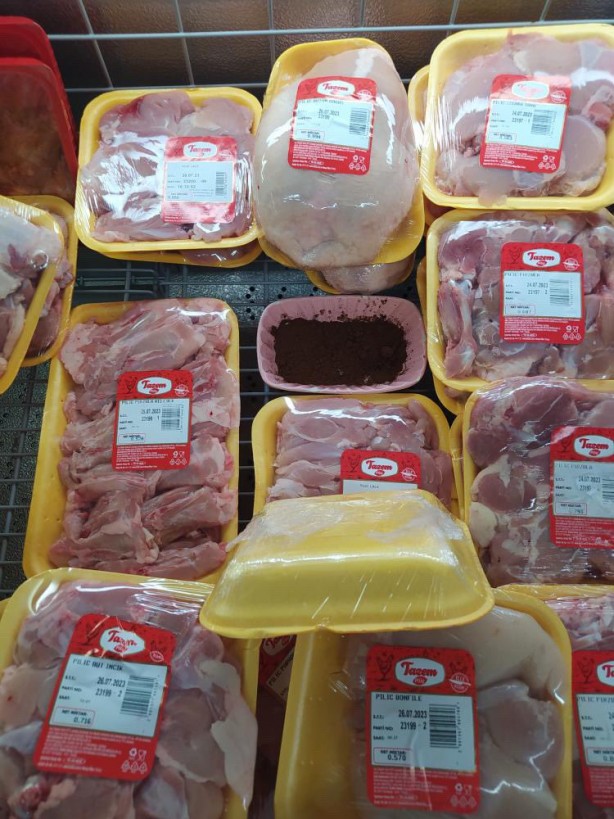 Foto - O marketten şeytanın bile aklına gelmeyecek hile yöntemi! Tavuk alırken mutlaka oraya bakın