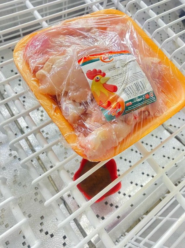 Foto - O marketten şeytanın bile aklına gelmeyecek hile yöntemi! Tavuk alırken mutlaka oraya bakın