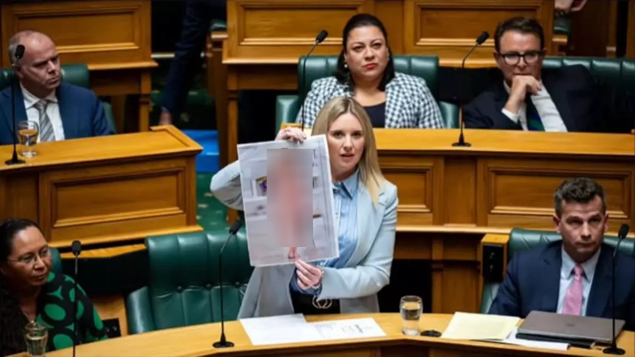 Foto - O milletvekili Meclis’te çıplak resmini gösterdi! Böyle eylem görülmedi