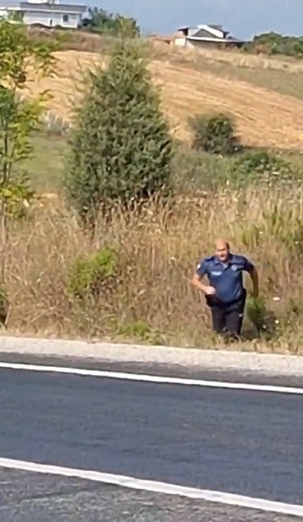 Foto - O polis kaplumbağayı böyle kurtardı