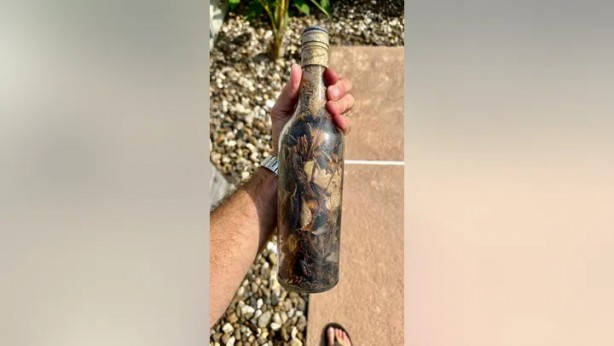 Foto - O sahilde "cadı şişeleri" bulundu! Görenlerin aklı çıktı! Uzmanlar, "sakın açmayın" diye uyardı