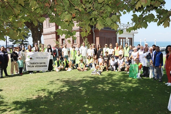 Foto - O sahilden 1 ton çöp toplandı