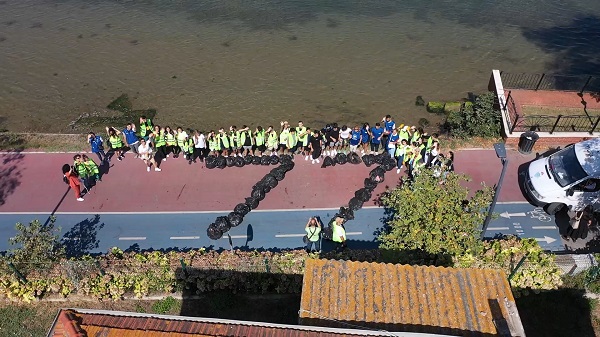 O sahilden 1 ton çöp toplandı