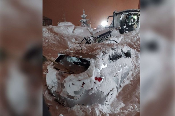 Foto - O şehirde öğretmenevinin üzerine çığ düştü!