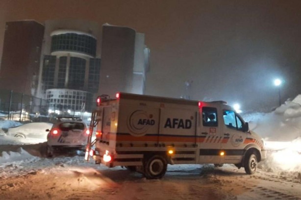 Foto - O şehirde öğretmenevinin üzerine çığ düştü!