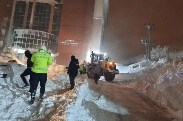 Foto - O şehirde öğretmenevinin üzerine çığ düştü!