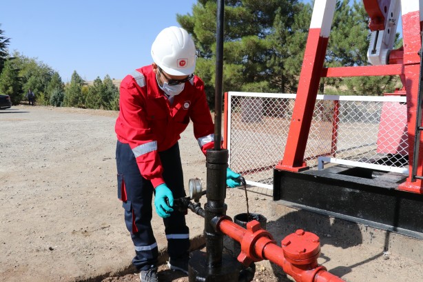 Foto - O şehrimizde ortaya çıkmıştı! Durdurulamıyor... Petrol fışkırıyor