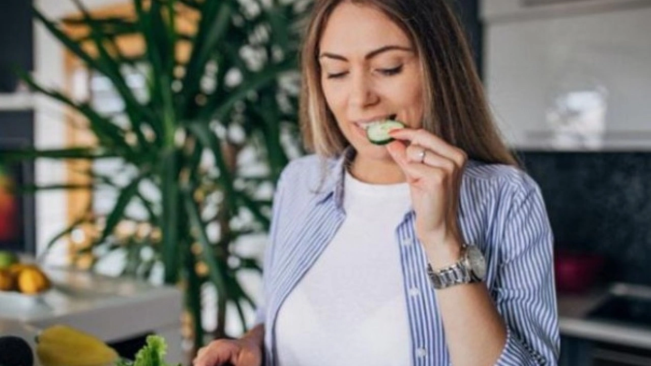 Foto - O sorunu kökten çözüyor! Aç karnına salatalık yemenin faydaları