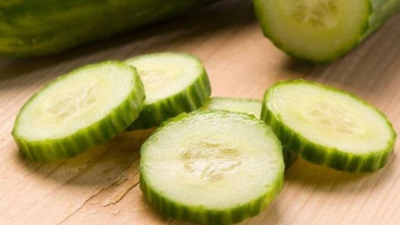 Foto - O sorunu kökten çözüyor! Aç karnına salatalık yemenin faydaları