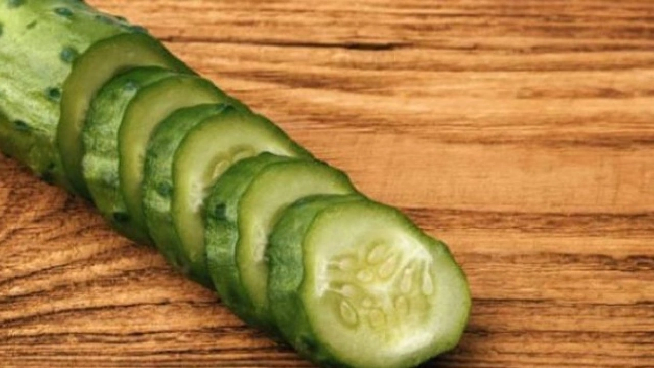 Foto - O sorunu kökten çözüyor! Aç karnına salatalık yemenin faydaları