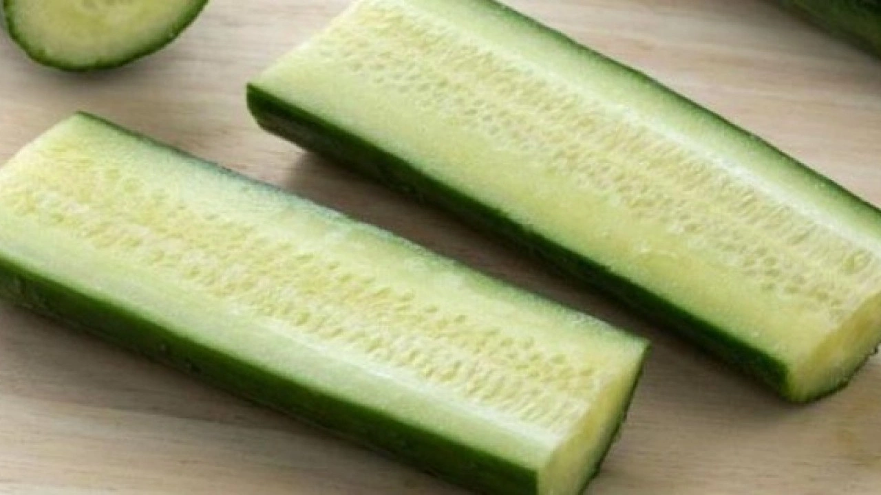 Foto - O sorunu kökten çözüyor! Aç karnına salatalık yemenin faydaları