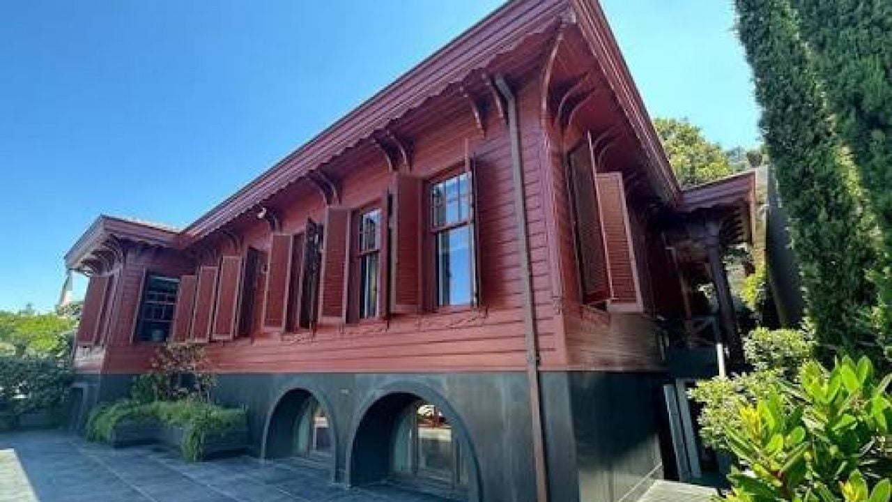 Foto - O sözleri yeniden gündem oldu! Ünlü ismin Boğaz’daki tarihi yalısına yolcu vapuru çarptı 