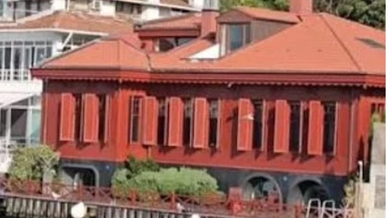 Foto - O sözleri yeniden gündem oldu! Ünlü ismin Boğaz’daki tarihi yalısına yolcu vapuru çarptı 