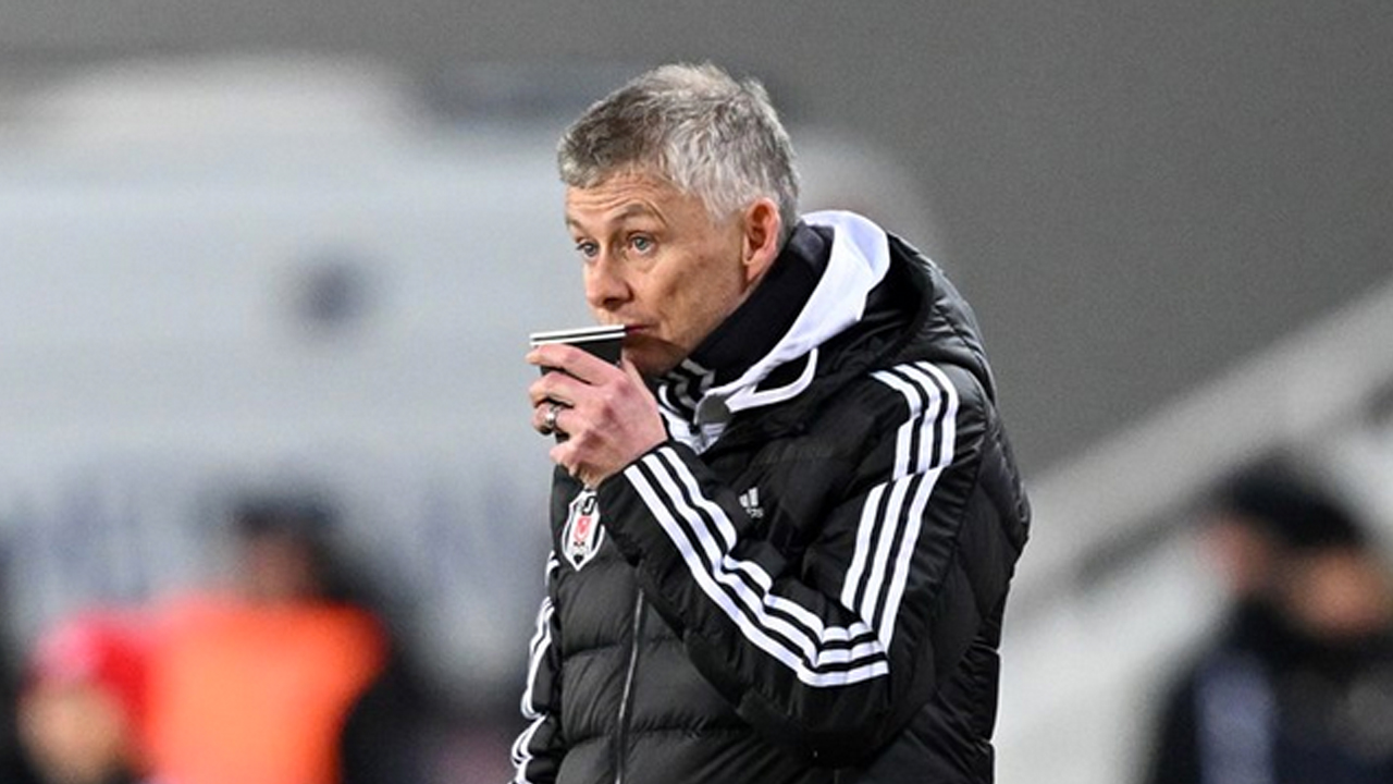 Foto - O spikerden Ole Gunnar Solskjaer'e olay sözler! Tribünlerden ise Formayı çıkarın s.... gidin çağrısı…