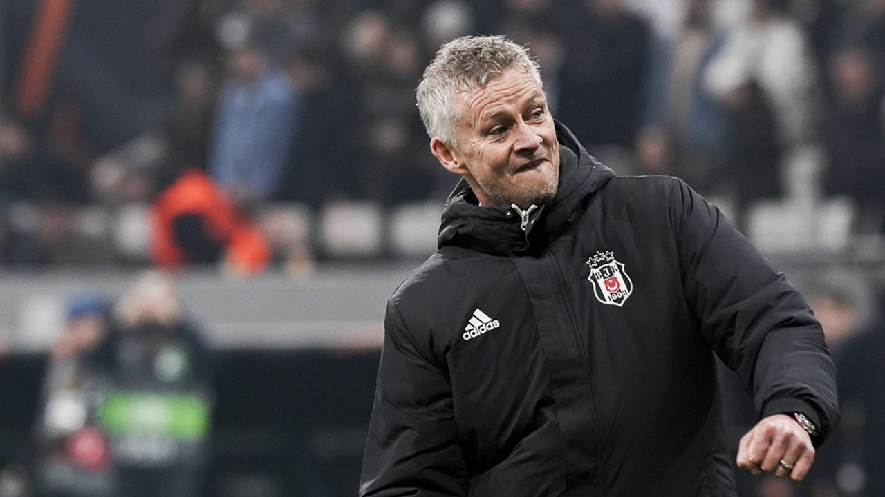 Foto - O spikerden Ole Gunnar Solskjaer'e olay sözler! Tribünlerden ise Formayı çıkarın s.... gidin çağrısı…
