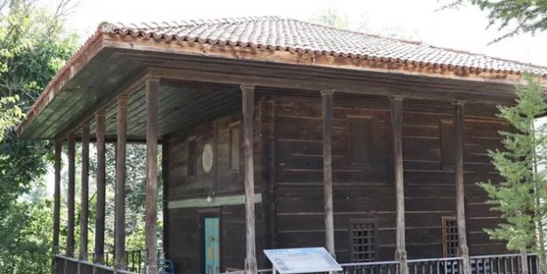 Foto - O tarihte mesaj: Tarihi 4 asırlık ahşap camideki 5.19’u gösteren saatin sırrı çözülemedi: Her yere çok şeyler gizlediler