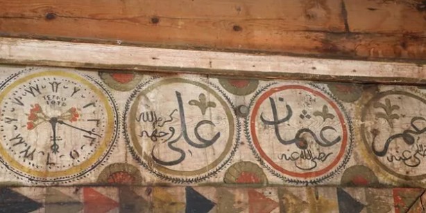 Foto - O tarihte mesaj: Tarihi 4 asırlık ahşap camideki 5.19’u gösteren saatin sırrı çözülemedi: Her yere çok şeyler gizlediler