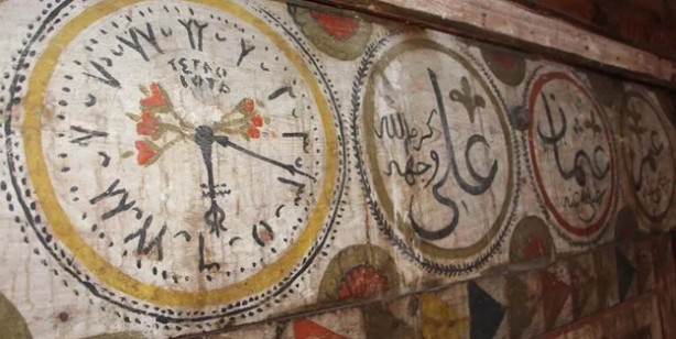 Foto - O tarihte mesaj: Tarihi 4 asırlık ahşap camideki 5.19’u gösteren saatin sırrı çözülemedi: Her yere çok şeyler gizlediler