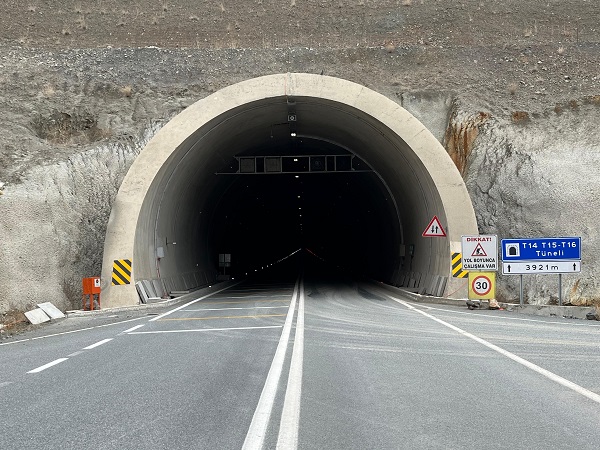 Foto - O tünelde çatlaklar oluştu!