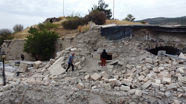 Foto - O türbe molozlar arasında kaldı