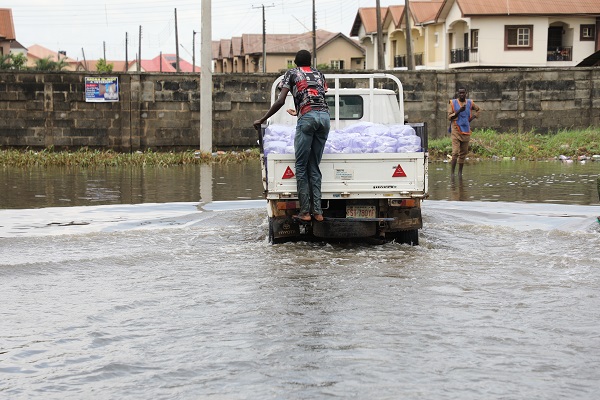 Foto - O ülkede baraj taştı! 2 şehir sular altında